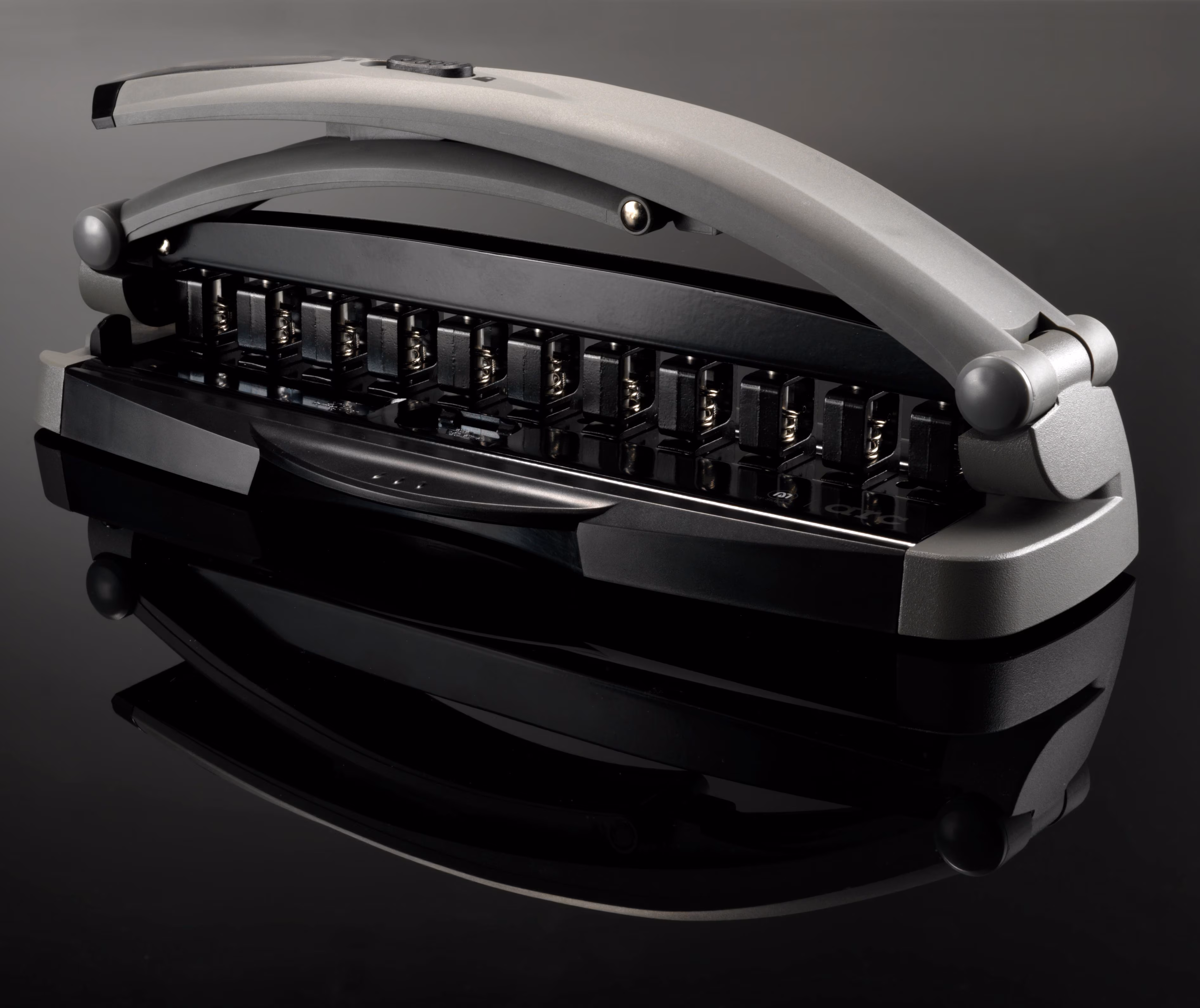 ARC ADJUSTABLE HOLE PUNCH